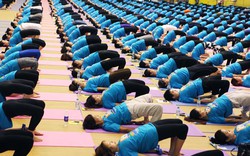 Hàng trăm người đồng diễn yoga tại Hà Nội