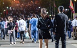 Lễ hội Đền Hùng 2017: Thiếu nữ tung tăng váy ngắn bất chấp cảnh báo