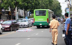 Bất ngờ ngã xe máy, người phụ nữ bị xe buýt cán chết