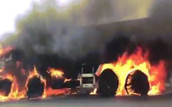 Clip: Xe tải cháy như đuốc trên cao tốc hiện đại nhất Việt Nam