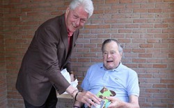 Bất ngờ món quà Bill Clinton vừa tặng cựu Tổng thống Bush