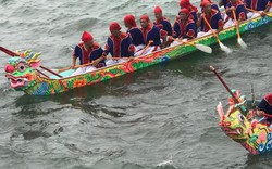 Người dân, du khách chen chân hàng cây số xem đua thuyền "Tứ linh"