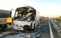 Xe khách tông đuôi xe tải, 1 người chết nhiều người bị thương