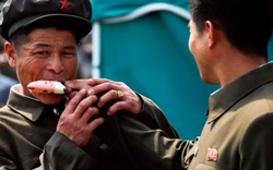 Triều Tiên: Binh sĩ thoải mái ăn kem, người dân vui vẻ nghỉ lễ không màng chiến tranh