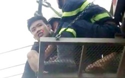 Cảnh sát dùng xe thang 'cứu' nam thanh niên đi trên dây điện