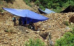 Đẩy đuổi hơn 150 phu vàng khai thác trái phép khỏi mỏ Bồng Miêu