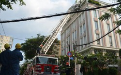 Xe thang giải cứu 11 người gào khóc trong đám cháy ở SG