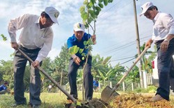 "Áo xanh" đội nắng giúp dân đào giếng lấy nước sinh hoạt