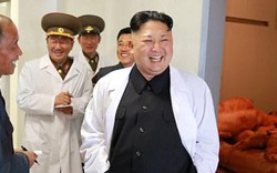 Đang "hầm hè" với Mỹ, Kim Jong-un vẫn tươi cười như hoa