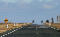 Bé trai 12 tuổi một mình lái xe 1.300km dọc Úc bị bắt