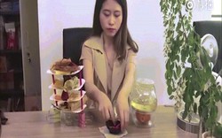 Sốc với "thánh nữ công sở" dùng máy ép tóc làm bánh