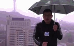 MC Trung Quốc bị sét đánh ngay khi dẫn truyền hình trực tiếp