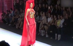 Clip: Kỳ Duyên lộ mặt nhọn, mặc yếm catwalk từ tốn như đi chợ