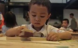 Clip: Siêu đáng yêu "thợ mộc" 3 tuổi tự chế đồ chơi sáng tạo