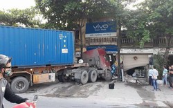 Hà Nội: Xe container nổ lốp, lao thẳng vào 2 nhà dân