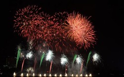 Sông Hàn Đà Nẵng rực sáng lung linh đêm khai mạc Lễ hội pháo hoa