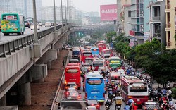 Người dân ùn ùn đổ về phía nam Hà Nội, tràn ra vỉa hè bắt xe