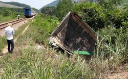 Quảng Nam: Tàu hoả tông xe tải văng xa 10 mét, tài xế nguy kịch