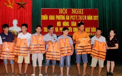 Nghệ An: Tặng cờ tổ quốc và áo phao cho ngư dân