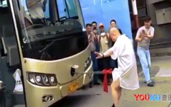 Dùng "của quý" kéo xe bus chạy bon bon trên đường