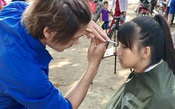 Quảng Ngãi: Thợ "áo xanh" cắt tóc miễn phí cho học sinh vùng khó