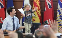 Thủ tướng điển trai Canada “gây bão” vì chơi với con trai