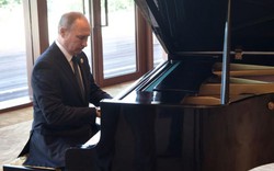 Putin say sưa chơi piano trong khi chờ Tập Cận Bình