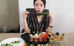 Thánh nữ ham ăn mở tiệc sushi băng chuyền tại văn phòng