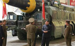 Ảnh hiếm Kim Jong-un thị sát tên lửa tầm xa đời mới