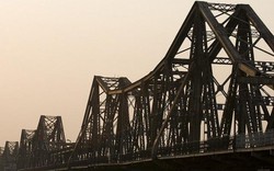 Hà Nội cấm đường để sửa mặt cầu Long Biên