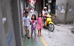 Làn đường ưu tiên cho trẻ đi bộ đầu tiên ở Hà Nội