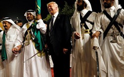 Tổng thống Trump tham gia lễ múa kiếm khi thăm Ả Rập Xê út