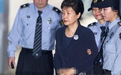 Cựu Tổng thống Hàn Quốc Park Geun-hye tay bị còng ra hầu tòa