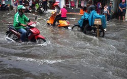 Tốn trăm tỷ chống ngập, đường vẫn thành sông sau cơn mưa “chớp mắt”