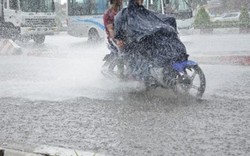 TP.HCM: Dân vật vã vì mưa từ trưa đến tối, nhiều nơi ngập sâu