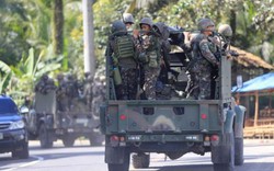 Video: Binh sĩ Philippines rút chạy hàng loạt vì xạ thủ IS