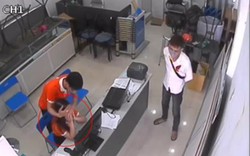 Vụ cướp siêu thị điện thoại: Bị uy hiếp, nữ nhân viên sợ cứng người