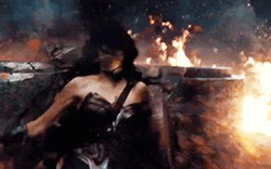 "Vỡ kế hoạch", Wonder Woman tìm mọi cách che giấu bụng bầu