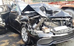 Ô tô Mercedes bị tông nát, tài xế may mắn thoát nạn