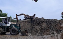 Huế: Ngó lơ bãi tập kết cát trái phép “bức tử” dân