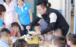 Ca sĩ Tùng Dương xúc động trao quà cho trẻ em tự kỷ