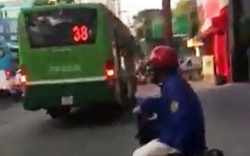 Clip xe buýt phóng ào ào trên vỉa hè ở trung tâm Sài Gòn