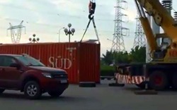 Xe đầu kéo đang chạy bất ngờ rơi container nặng hàng chục tấn