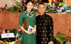 Chí Anh diện áo dát vàng tình tứ đi sự kiện với vợ trẻ kém 20 tuổi