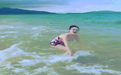 Bảo Thy mặc bikini nhảy nhót giỡn sóng khiến anh em muốn "phi ra biển"