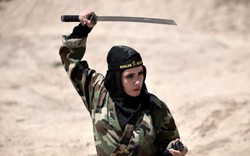 Nữ chiến binh ninja luyện kiếm, bắn cung giữa sa mạc