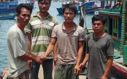 Phú Yên: Cứu 3 ngư dân nghi bị tàu lạ đâm chìm trên biển