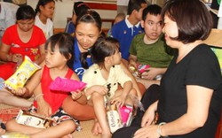 Tặng quà cho trẻ em khó khăn ở đất lửa Quảng Trị