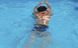 Những lưu ý về "chết đuối trên cạn" khi con đi bơi cha mẹ nên biết