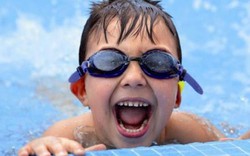 Rủi ro khôn lường từ việc cho trẻ học bơi quá sớm, không đúng cách
